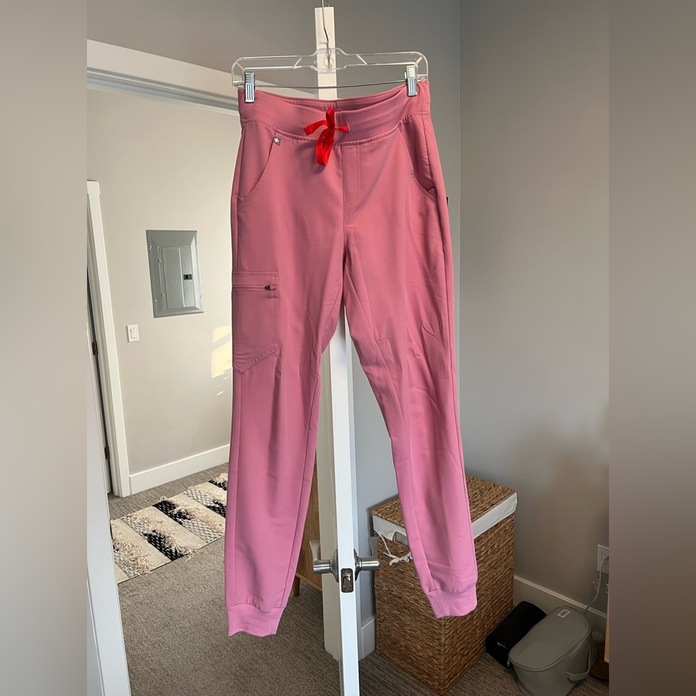Figs womens Zamora jogger scrub pants SMALL TALL in chalk pink. Gently worn